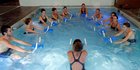 Sensasi olahraga 'aqua fitness' yang menyegarkan