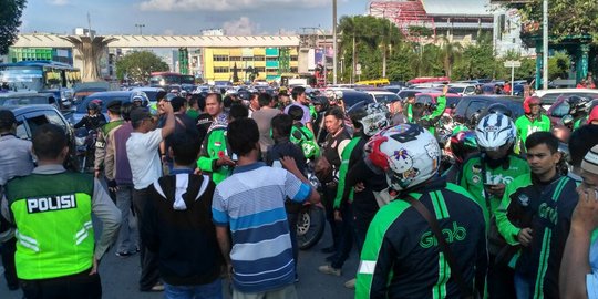 Driver ojek online vs sopir angkot di Palembang, satu penumpang terluka bacok