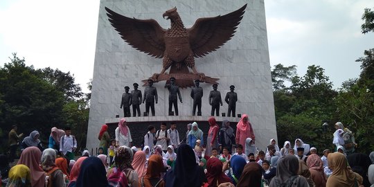 Menelusuri kembali Monumen Lubang Buaya