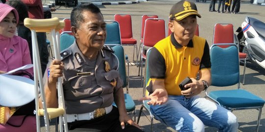 Senyum Aiptu Adang ketika dapat bantuan kaki palsu saat 