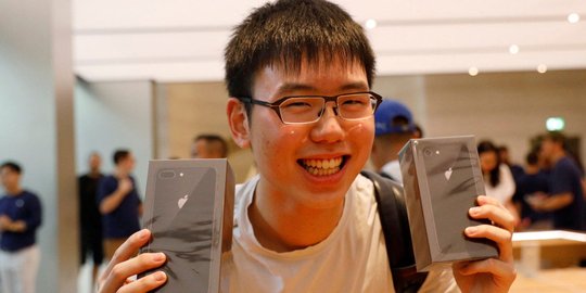 Reaksi wajah pembeli iPhone 8 pertama di Singapura dan Jepang
