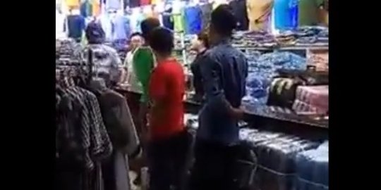 Barang tak sesuai, pembeli ribut dengan pedagang di Pasar Tanah Abang
