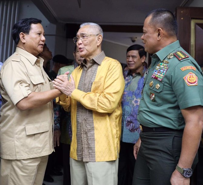 Momen Prabowo dan Jenderal Gatot Nurmantyo saling tatap 