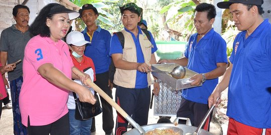 Tinjau lokasi, Istri Gubernur Bali masak buat pengungsi Gunung Agung