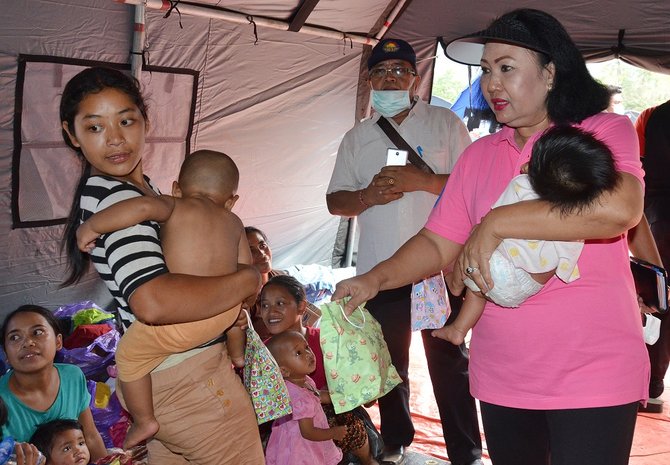 istri gubernur bali tinjau lokasi pengungsian gunung agung
