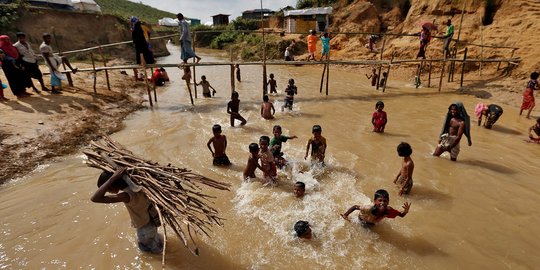 Secuil keceriaan anak-anak Rohingya bermain di sungai