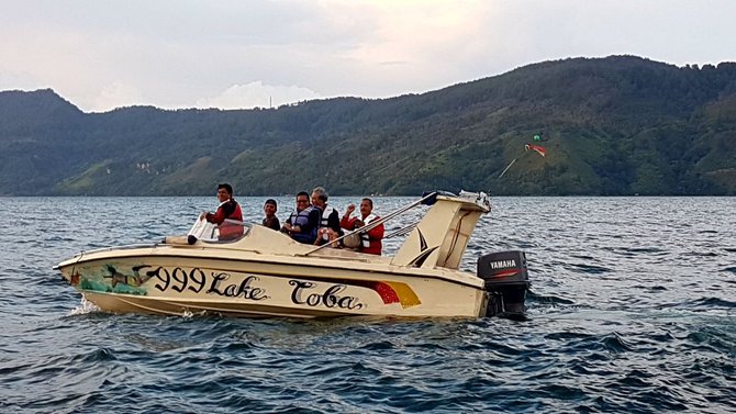 sekjen pdip kunjungi danau toba