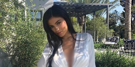 Baru 20 tahun, Kylie Jenner diberitakan hamil dengan Travis Scott