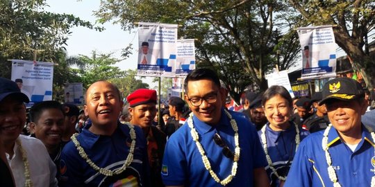 Akhir pekan, Ridwan Kamil jalan santai sambil 'kampanye' di Cianjur