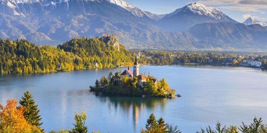 Keindahan alam bagai negeri dongeng di Danau Bled, Slovenia