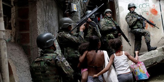Memburu geng narkoba di permukiman kumuh Rio de Janeiro