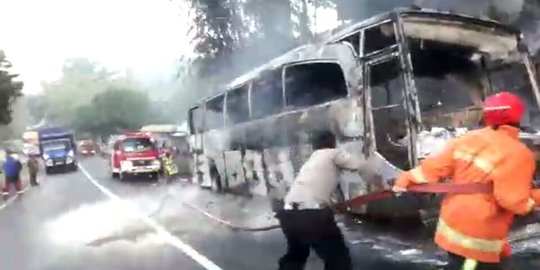 Korsleting mesin, bus Budiman hangus dilalap api di Garut