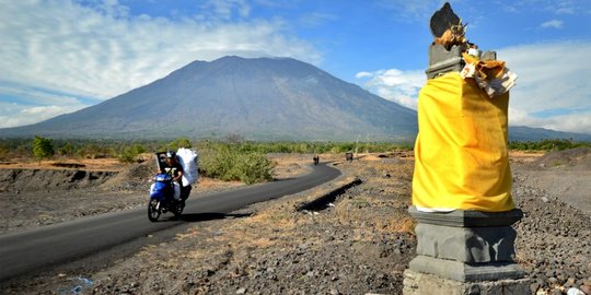 Memantau kondisi Gunung Agung yang membuat ribuan warga Bali panik mengungsi