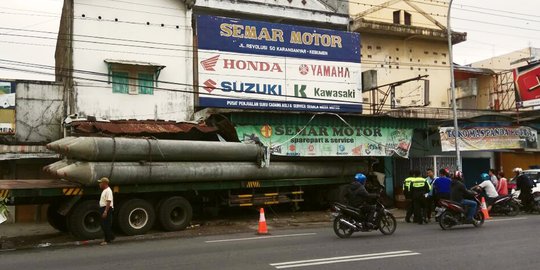 Truk angkut delapan paku bumi hantam dua toko di Kebumen