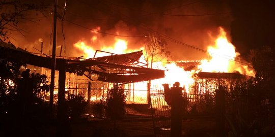 Rumah tak dialiri listrik terbakar, ibu dan dua anaknya 