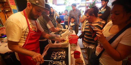 Aksi jurnalis Meksiko jualan kue demi bantu korban gempa