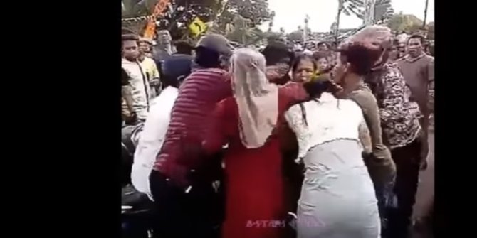 Dua pemotor wanita ribut di jalan sampai bikin macet 