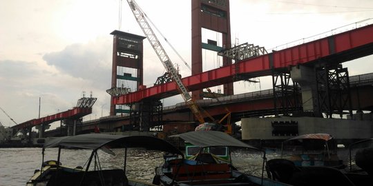 Pasang girder LRT di Jembatan Ampera, pelayaran Sungai Musi ditutup 7 jam