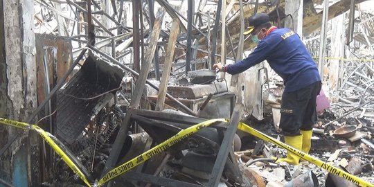 Tim Labfor Polda Jatim selidiki penyebab kebakaran pasar PKL di Mojokerto