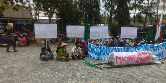 Demo tolak kompensasi murah lahan garapan, petani Cilacap bawa keranda