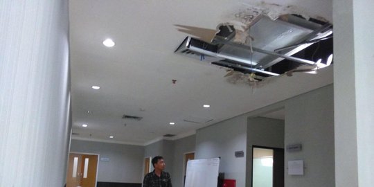 Banyak plafon di gedung Balai Kota Tangsel jebol akibat rembesan air AC
