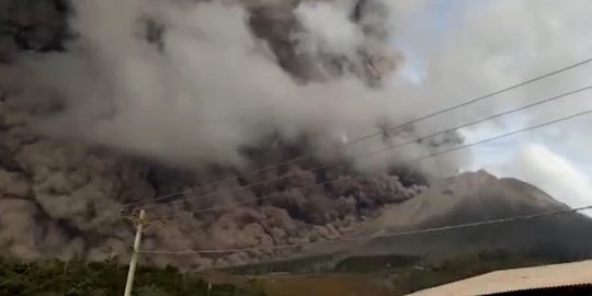 Gunung Sinabung lontarkan abu vulkanik hingga 4.000 meter