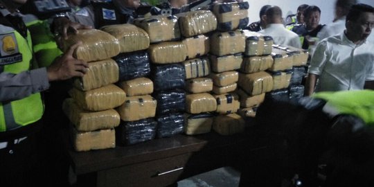 Pikap yang diamankan di Jalan Gatot Subroto bawa 119 paket ganja