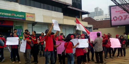 Geruduk kantor 7-Eleven, eks pegawai tagih pesangon Rp 20,7 miliar