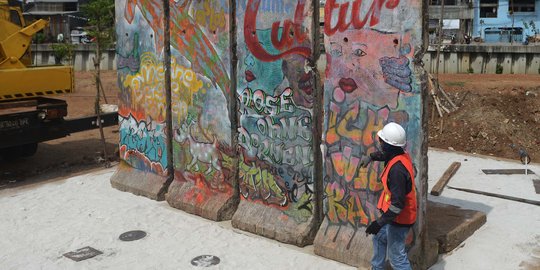 Pecahan tembok Berlin hiasi RPTRA Kalijodo
