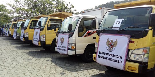 Jokowi beri bantuan Rp 7,2 miliar dan berbagai keperluan 