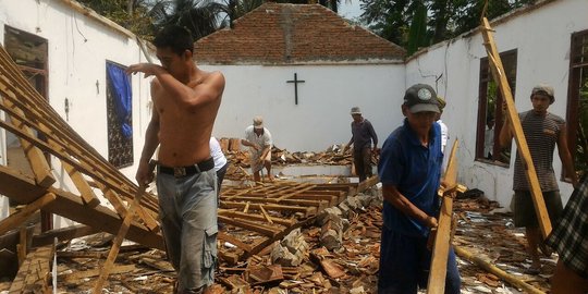 Indahnya toleransi di Cilacap, warga muslim gotong royong bantu gereja roboh