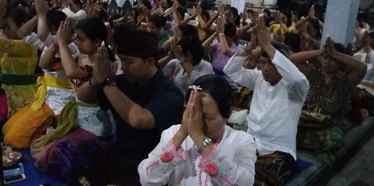 Suku Bali di DIY doa bersama untuk keselamatan warga sekitar Gunung Agung