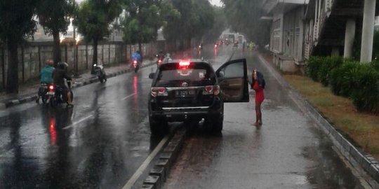 Fortuner nyangkut, halte Transjakarta Imigrasi Jaktim tak 