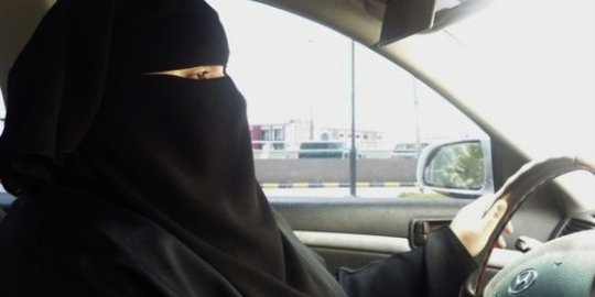 Perempuan Arab Saudi baru dibolehkan menyetir tahun depan