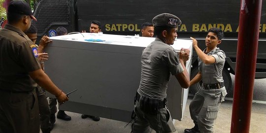 Satpol PP Aceh tertibkan pedagang di atas trotoar