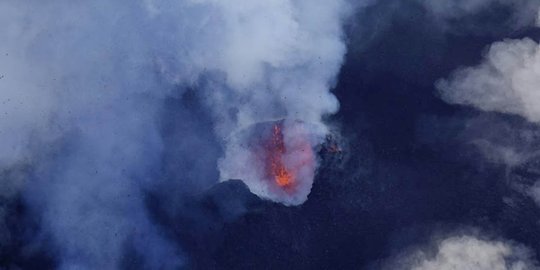 Melihat lebih dekat letusan Gunung Manaro Voui