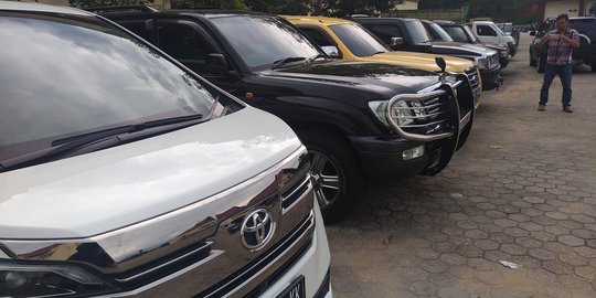 Empat mobil mewah diduga milik Bupati Rita Widyasari 