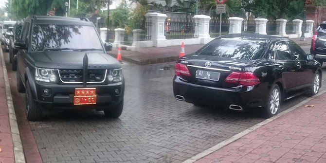 mobil dinas panglima tni dan wiranto di istana