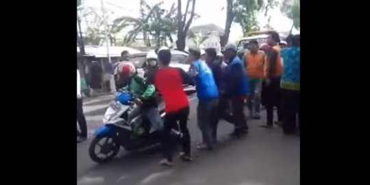 Menegangkan, ojek online dikepung sejumlah orang, driver dipukul