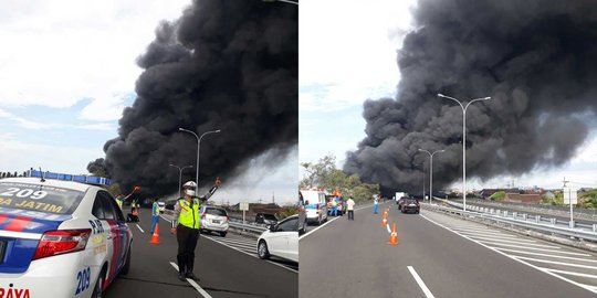 Air mobil damkar habis, api di gudang elektronik masih berkobar