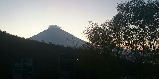 Gunung Agung mulai semburkan asap hitam, PVMBG imbau pesawat cari rute aman