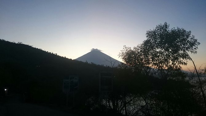 gunung agung mulai semburkan asap hitam