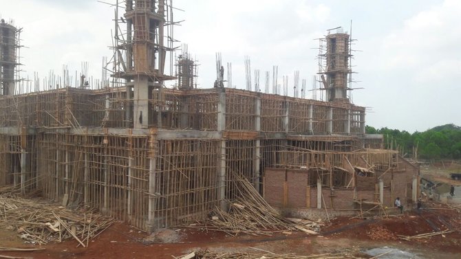 bupati purwakarta dedi mulyadi meninjau proyek masjid raya cilodong