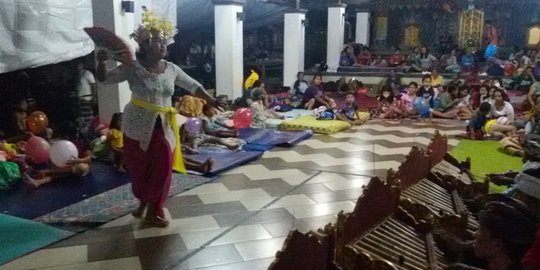 Joget Bungbung hibur pengungsi Gunung Agung di Klungkung