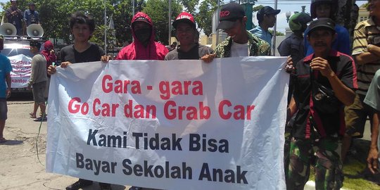 Sopir konvensional di Makassar tebar ancaman hingga bakar atribut ojek online
