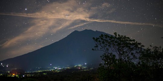 Memantau aktivitas Gunung Agung di bawah gugusan bintang