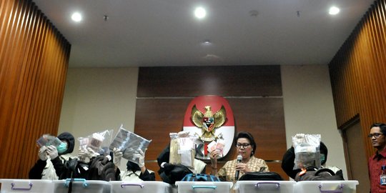 Penyidik KPK kewalahan pungut uang yang tercecer di mes eks Dirjen Hubla