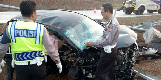 Hantam tiang PJU di Cipali, pengemudi CRV tewas