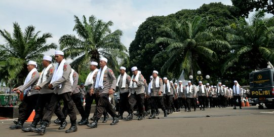 Polisi bersorban dan peci putih amankan Aksi 299 di DPR