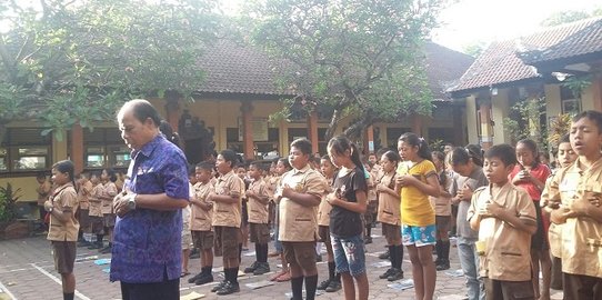 Tak berseragam, anak pengungsian di Klungkung tetap masuk sekolah